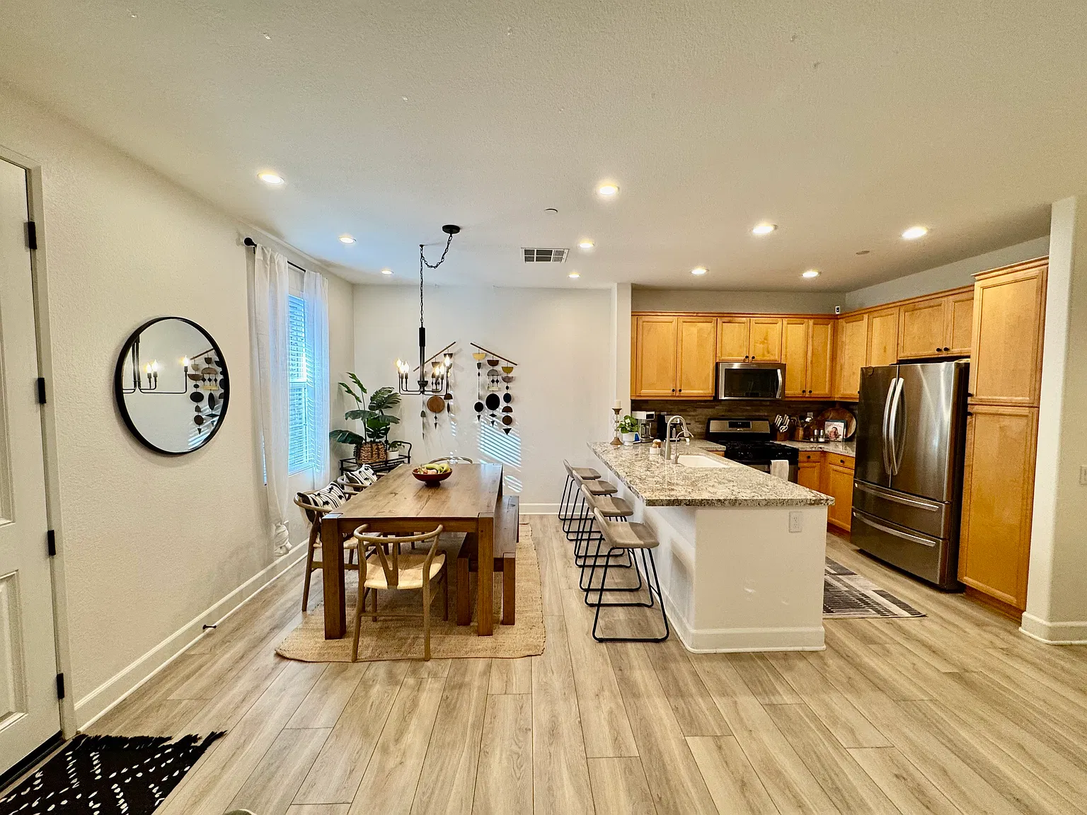 3 bed, 1420 sqft, $3,350 — Photo 2