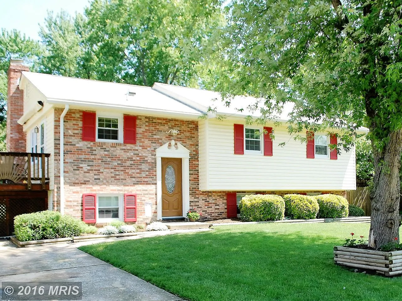 492 Williamsburg Ln photo 1