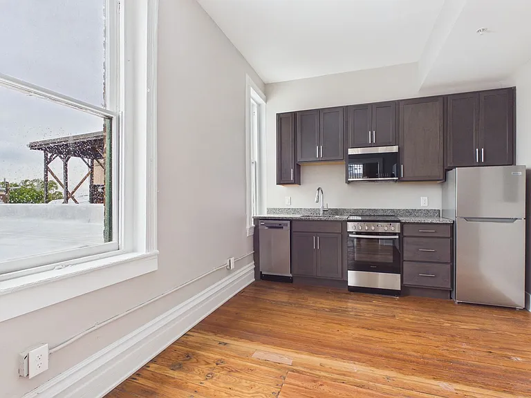 7 East Franklin — Photo 142