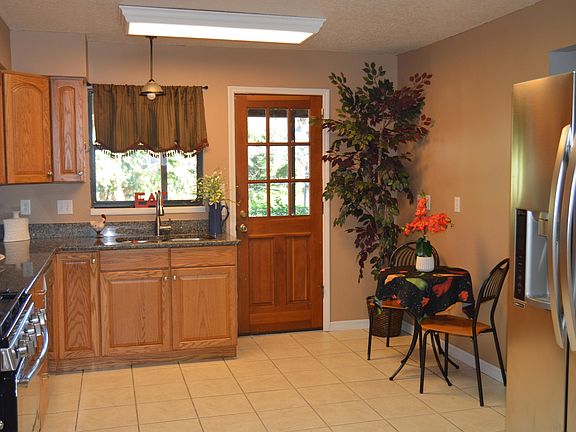 4th image of 4215 Hemlock Ln
