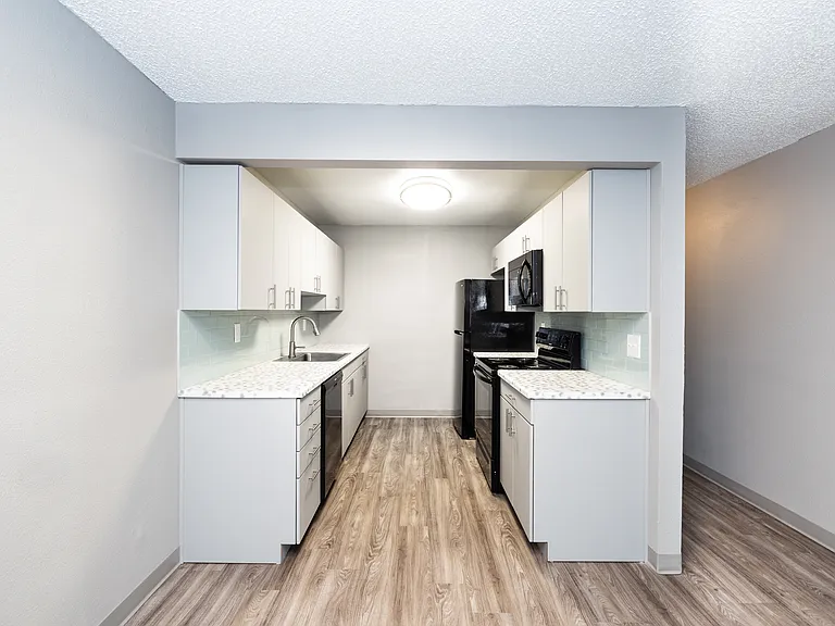 Caesar Square Apartments — Photo 6