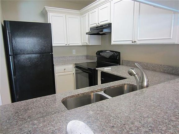 2nd image of 2910 Throckmorton St APT 109
