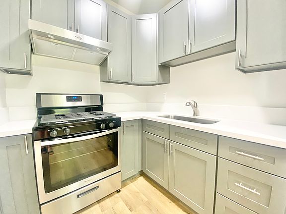 4th image of 974 S Gramercy Pl #406