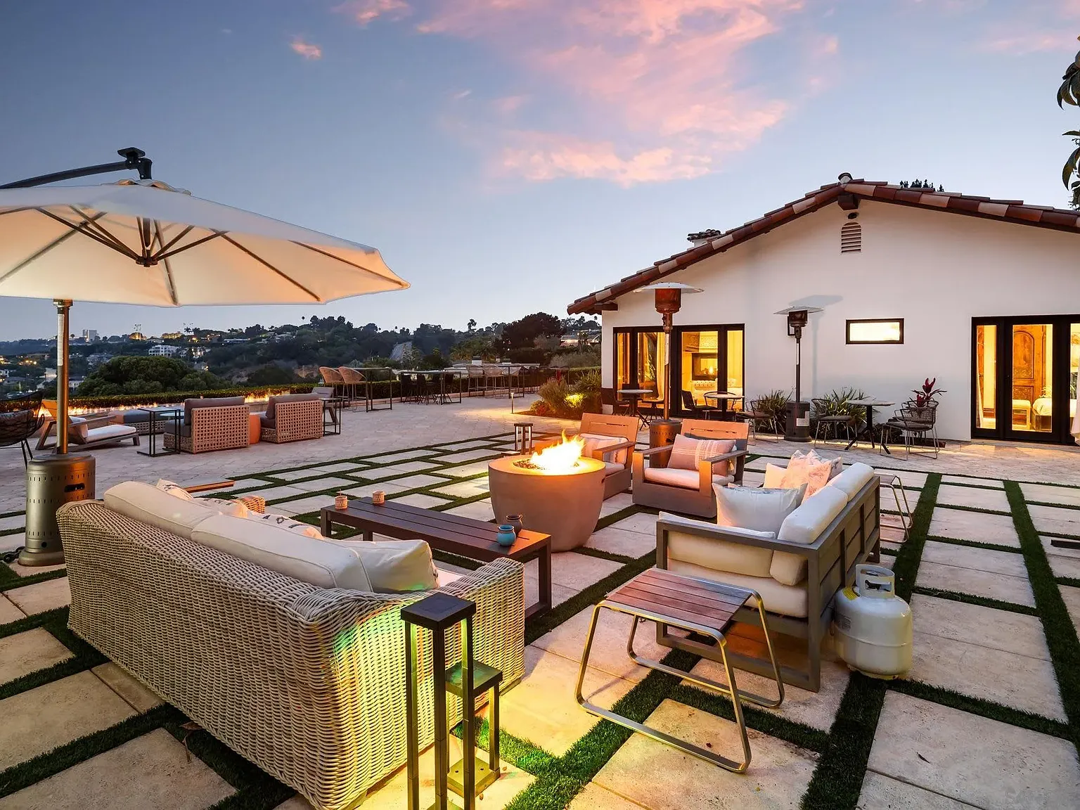7 bed, 6.5 bath, 5800 sqft, $65,000 — Photo 4