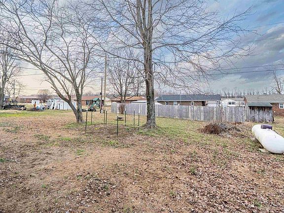 4th image of 230 Meadowlark Dr
