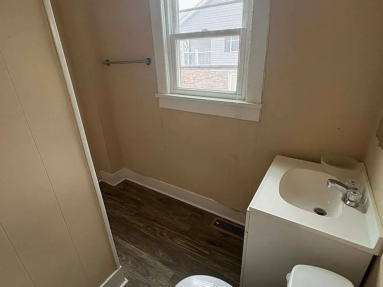 513 W Cherry St #A — Photo 8