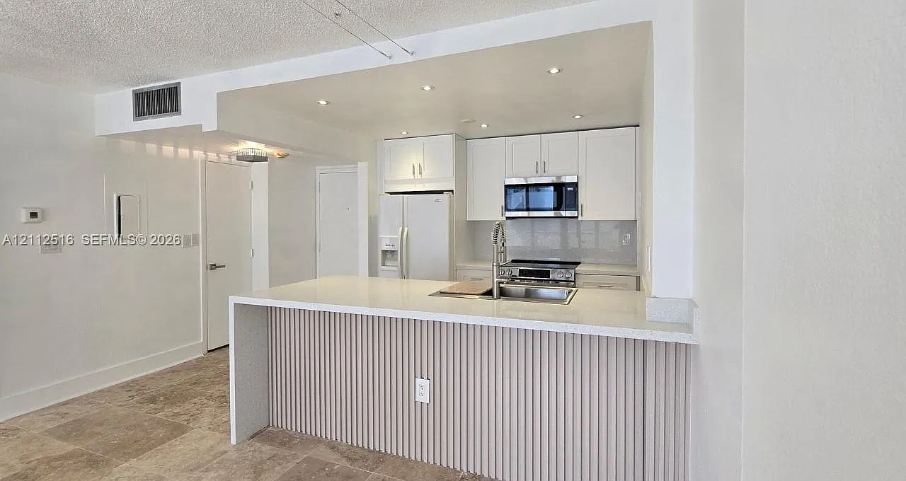 Charter Club Condo — Photo 1