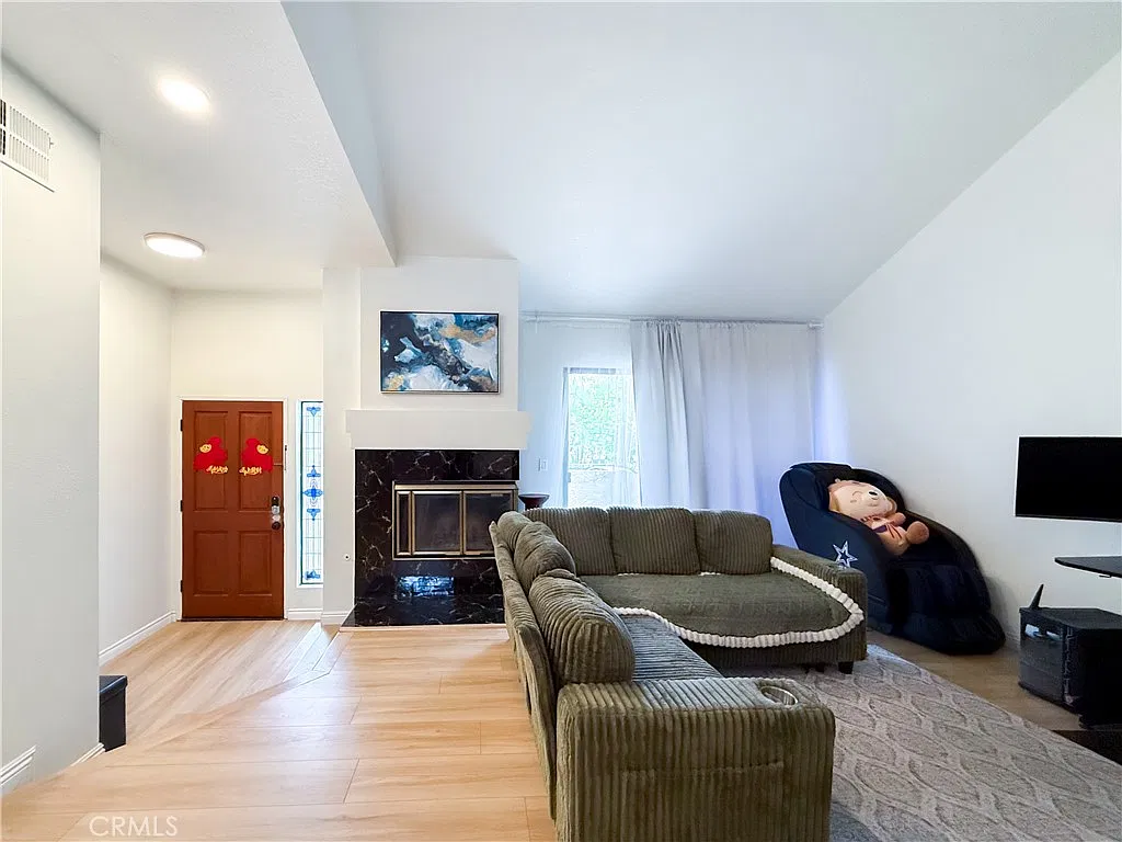 2 bed, 2.5 bath, 1332 sqft, $3,000 — Photo 2