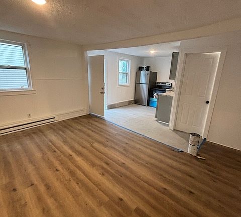 3rd image of 82 Dewitt St
