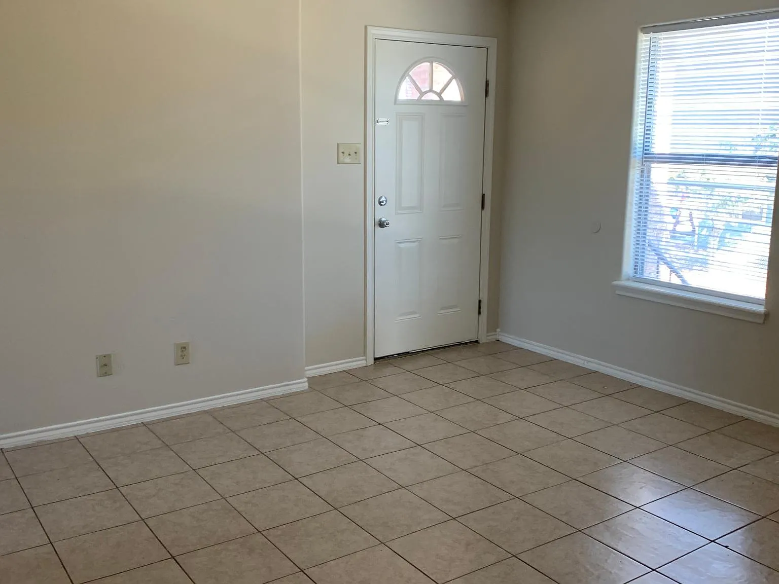 2 bed, 950 sqft, $975 — Photo 1
