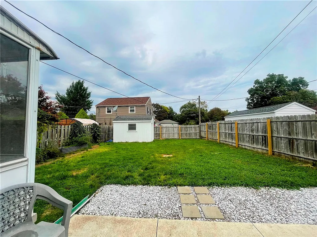 3 bed, 2.0 bath, 1296 sqft, $2,400 — Photo 3