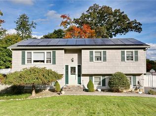 33 S Lilburn Dr, Garnerville, NY 10923