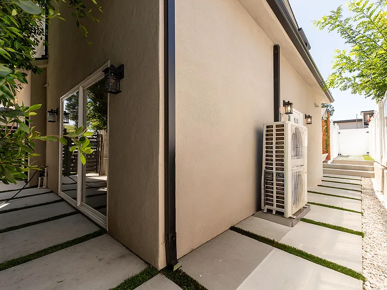 22111 Victory Blvd — Photo 22