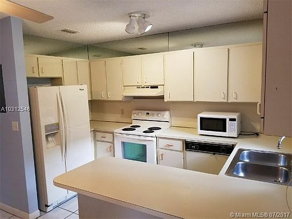 3rd image of 2050 NE 140th St APT 10