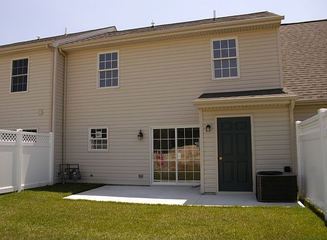 2nd image of 417 Lindenhurst Ct