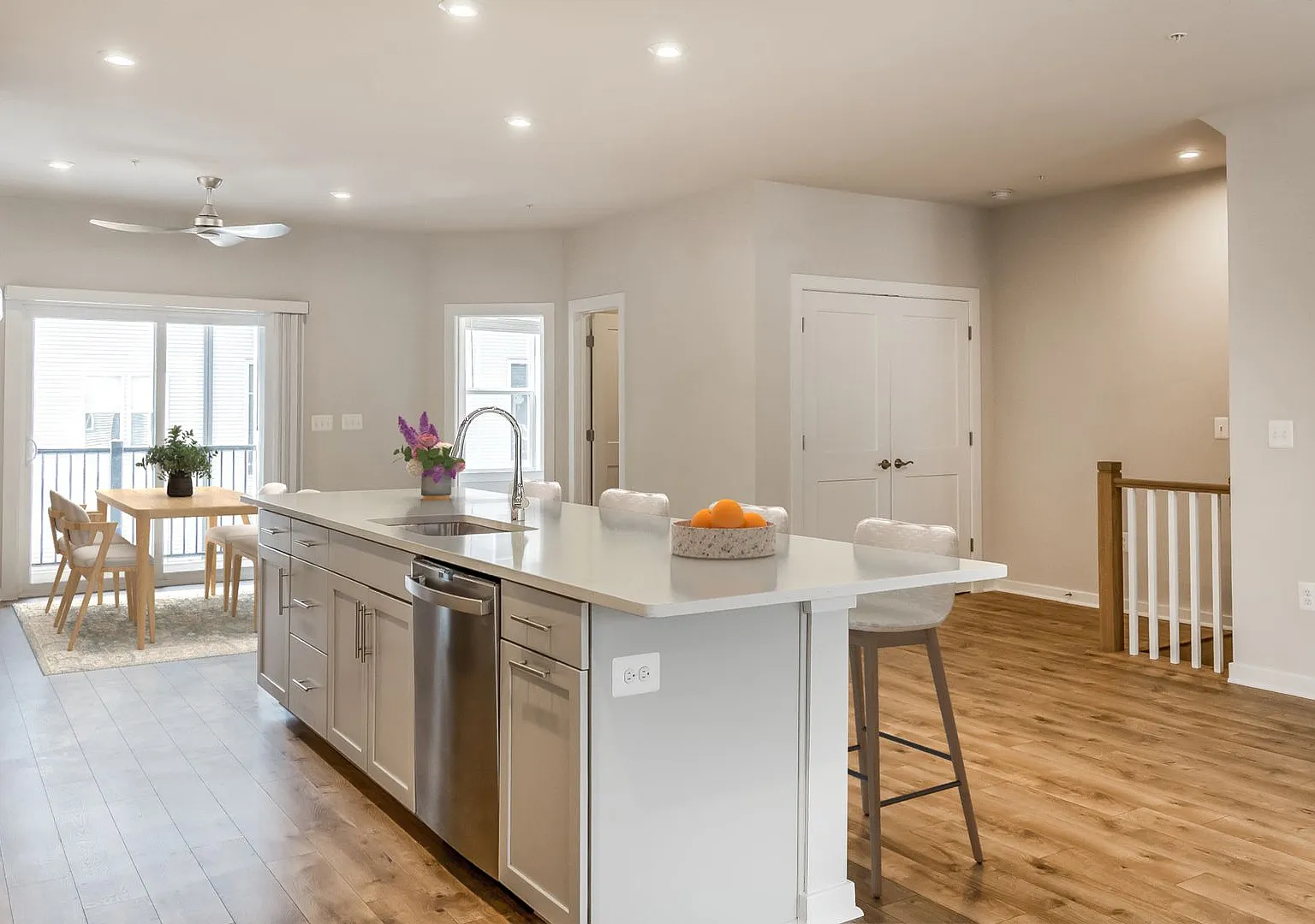 Luxury 3BR/2.5BA Condo w/ Balcony and Rooftop Terrace & Garage Walk to One Loudoun — Photo 4