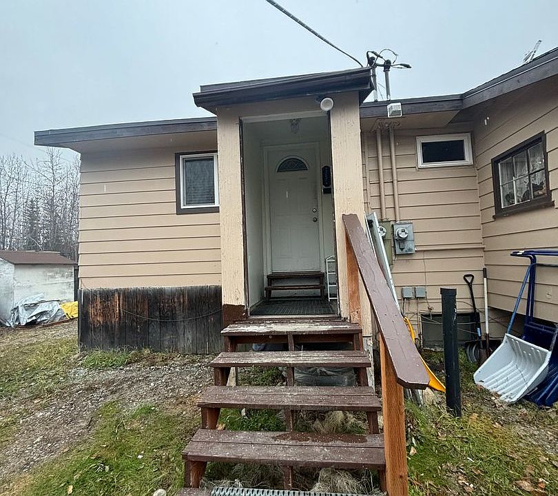 1st image of 2443 Loomis Dr
