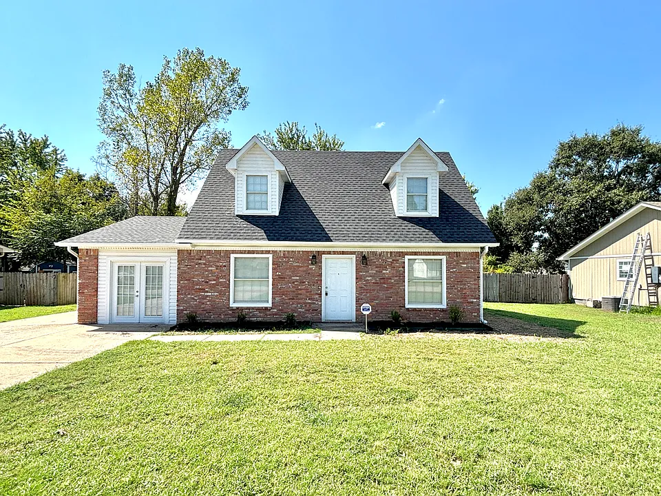 17 McArthur Dr