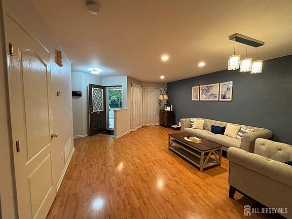 3rd image of 162 Briarwood Dr