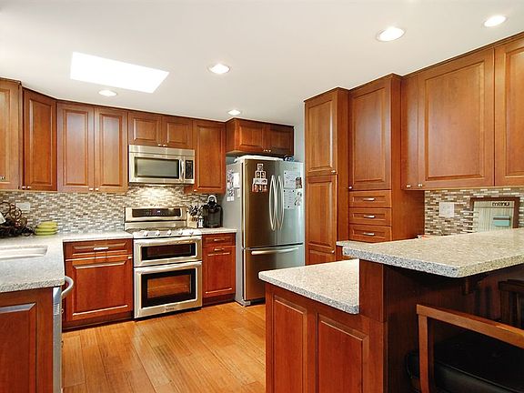 3rd image of 834 Georgean Ln