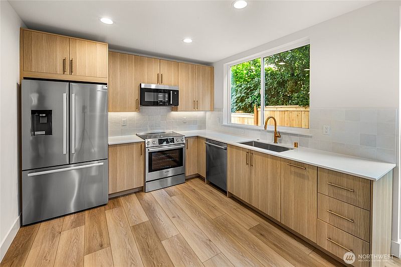 4th image of 615 18th Avenue E