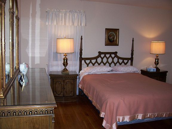 Master Bdrm w/1/2 bath