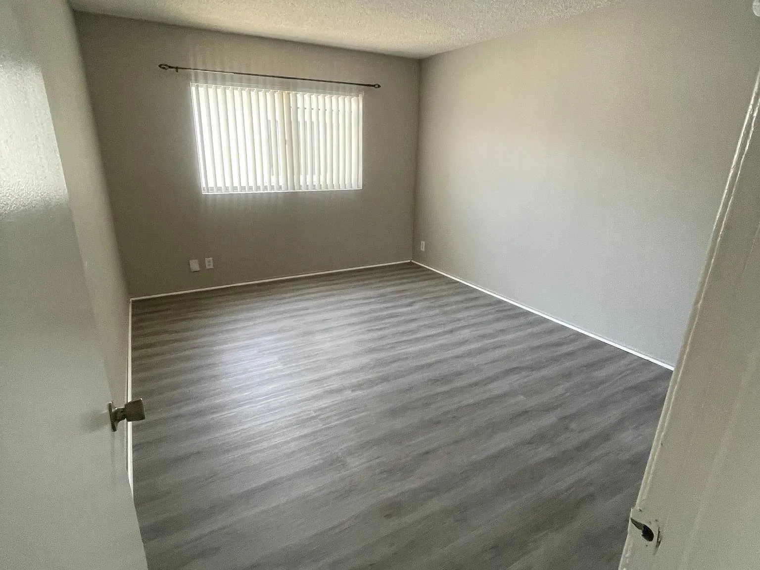 2 bed, 900 sqft, $2,400 — Photo 2