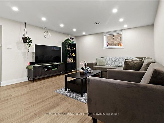 4th image of 161 Hoover Cres