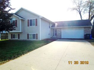 1145 34th St NE, Cedar Rapids, IA 52402