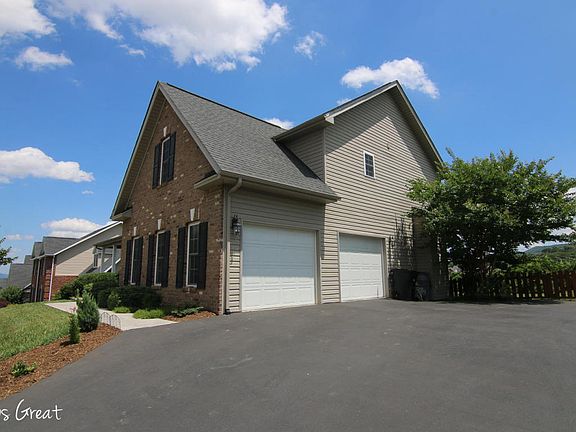 3rd image of 2164 River Oaks Dr