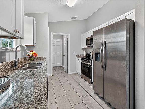 4th image of 452 NW Crocus Ln