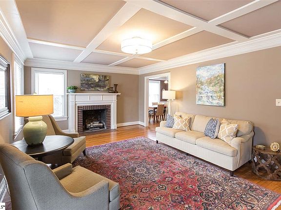 3rd image of 12 Kenwood Ln