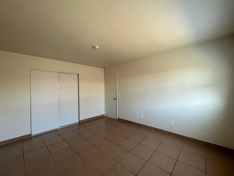 2555 W Steele Ln — Photo 9