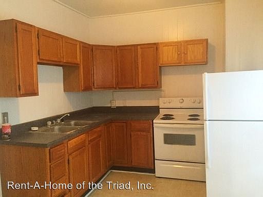 2nd image of 427 Banks St