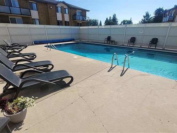 5th image of UNIT 4-111 St Lawrence CRESCENT