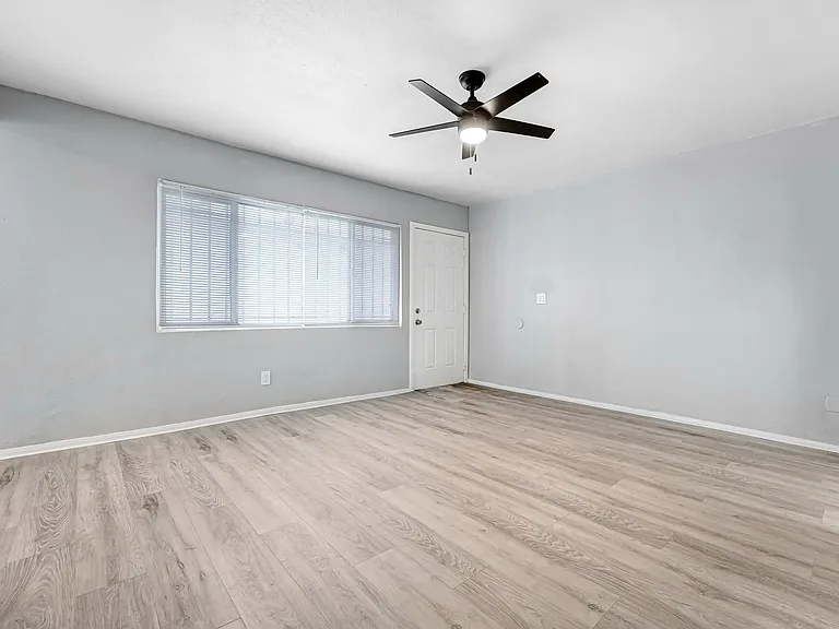 7411 S Figueroa St #1 — Photo 3