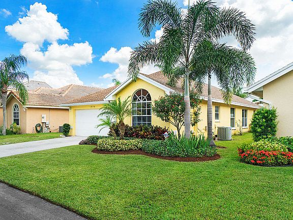 3rd image of 1026 Fairfax Cir W