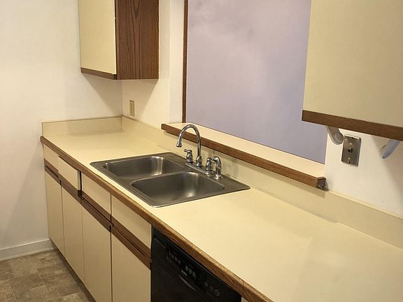 5th image of 832 Harrington Ave APT 2