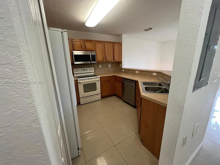 3038 SW 129th Ter — Photo 6