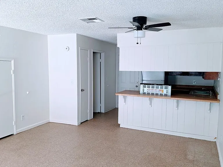 211 W Ash St — Photo 3