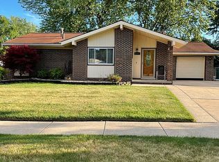 23777 Cedar Ridge Dr, Brownstown, MI 48174