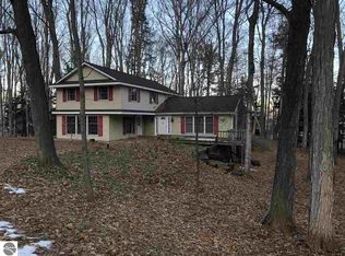475 Shorewood Dr, Frankfort, MI 49635