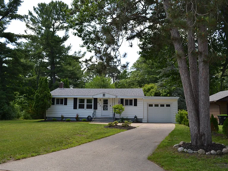 870 Pine Grove Ave — Photo 2