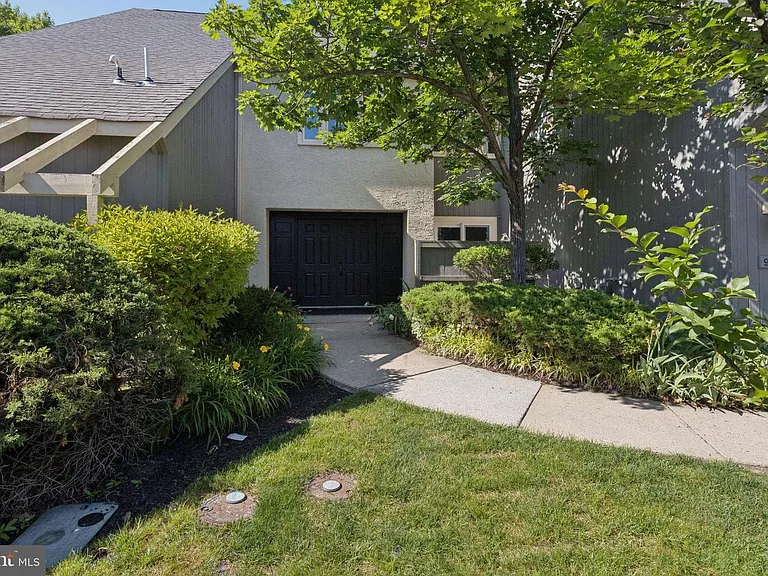 911 Chanticleer — Photo 2