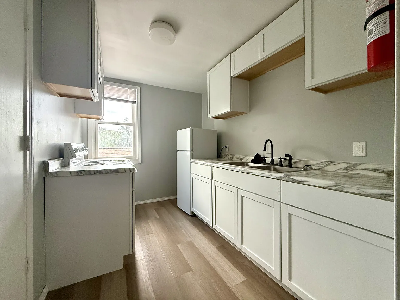 1 bed, 1.0 bath, $1,295 — Photo 3