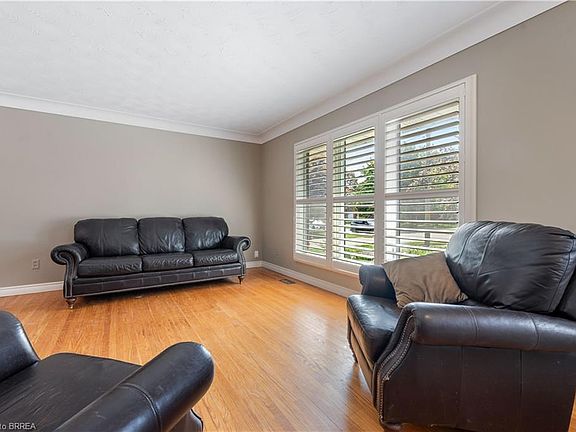 5th image of 25 Wayne Dr