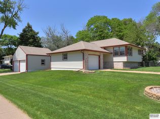 7408 Sun Valley Dr, Omaha, NE 68157