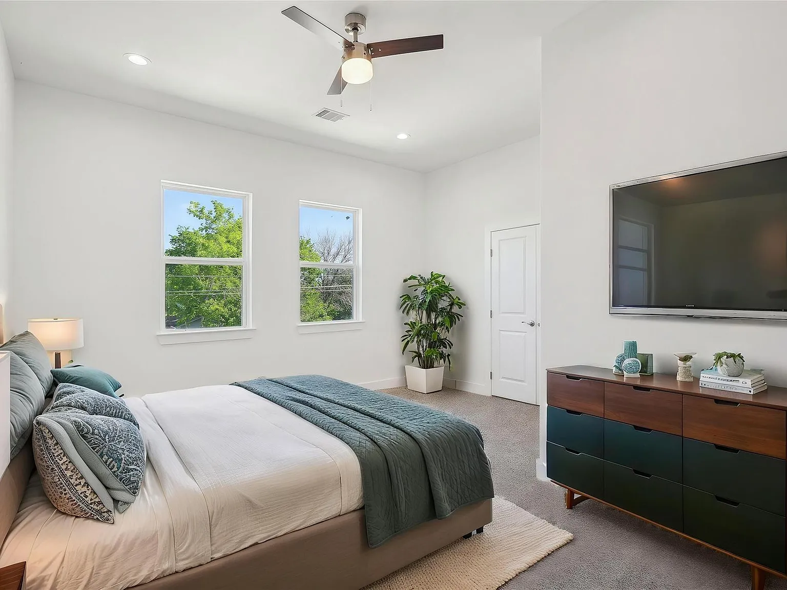 3 bed, 2.5 bath, 1768 sqft, $1,950 — Photo 3