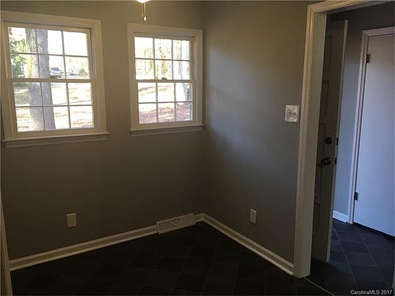 4th image of 875 Woodway Ln