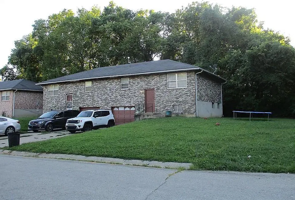 402 S 73rd Ter